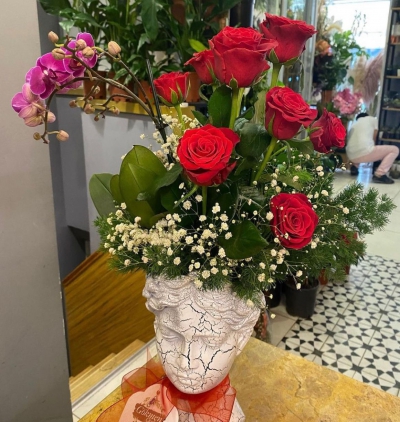  Antalya Çiçek Gönder Seramik Helen Kafa İçerinde Orkide ve Kırmızı Güller